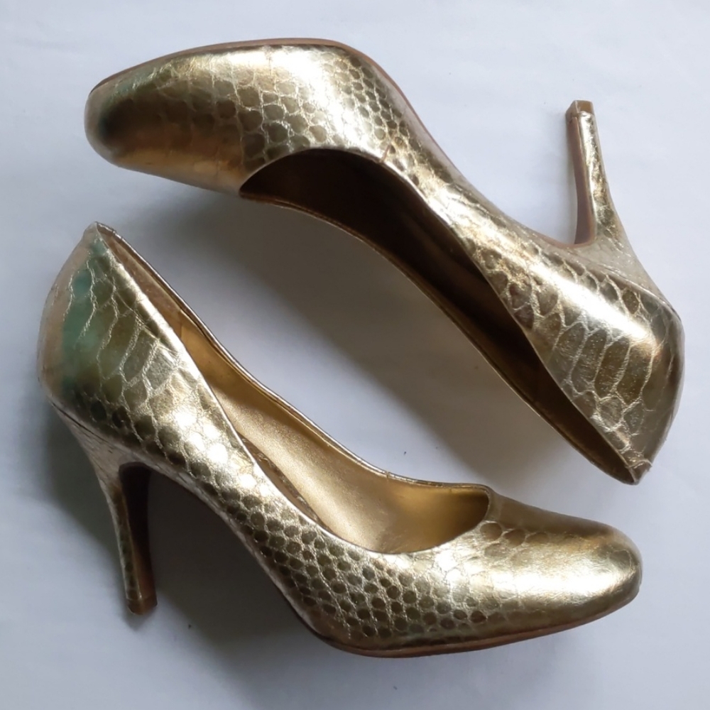 Jessica Simpson gold snake embossed pumps